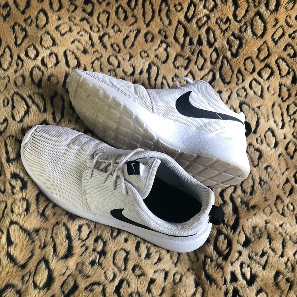 Women’s white Nike Roche’s 8